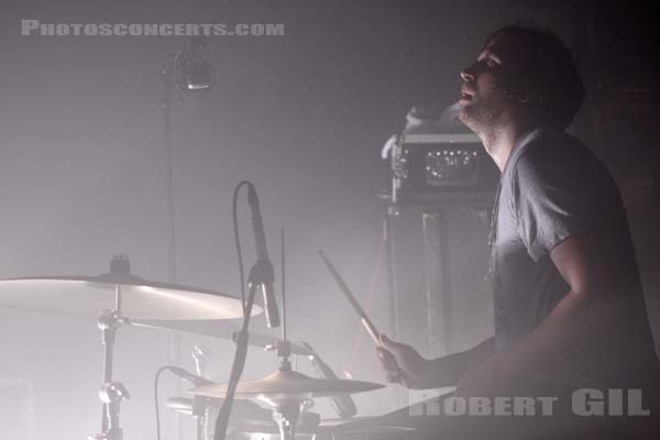 A PLACE TO BURY STRANGERS - 2009-11-19 - PARIS - La Maroquinerie - 